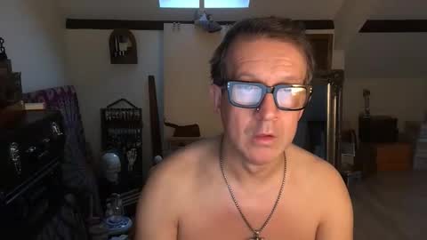 Snapshot of artisterotic chatting on 12-21-25, 10:22 artisterotic online show from 12-21-25, 10:22