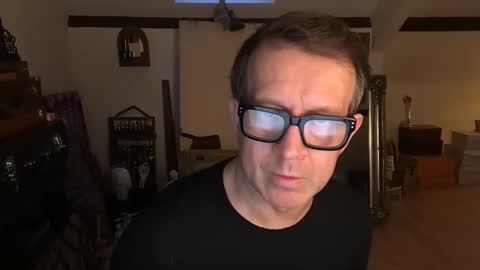 Snapshot of artisterotic chatting on 12-22-25, 08:55 artisterotic online show from 12-22-25, 08:55