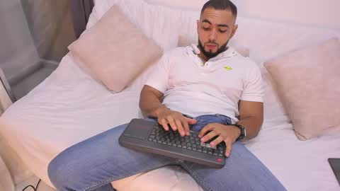 arturguy01 online show from 02-02-25, 12:09