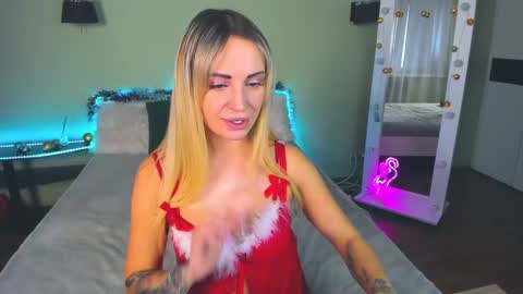 Snapshot of ashley_crashly chatting on 12-25-24, 07:35 Alina online show from 12-25-24, 07:35