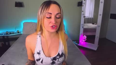 Snapshot of ashley_crashly chatting on 02-08-25, 09:13 Alina online show from 02-08-25, 09:13