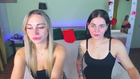 Snapshot of ashley_crashly chatting on 11-28-25, 01:25 Alina online show from 11-28-25, 01:25