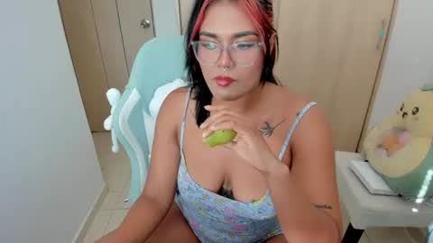 Snapshot of ashleygzles chatting on 07-17-26, 08:46 Ashley online show from 07-17-26, 08:46