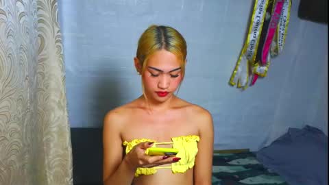 Snapshot of asian_loraine chatting on 10-06-25, 10:23 LOVELY LORAINE online show from 10-06-25, 10:23