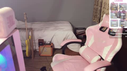 Snapshot of asianfemboycd chatting on 01-15-25, 04:21 Emi online show from 01-15-25, 04:21