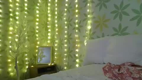 Snapshot of asianshiny chatting on 02-21-25, 01:44 Alice online show from 02-21-25, 01:44