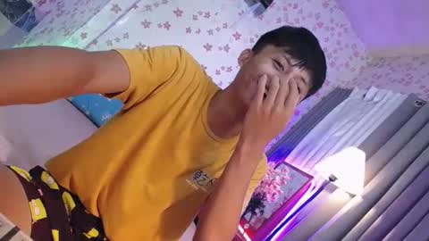 Snapshot of asiansmokeyxx chatting on 02-18-25, 02:16 prince online show from 02-18-25, 02:16