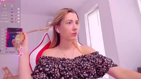 Snapshot of askcaroline chatting on 09-09-25, 09:42 Caroline online show from 09-09-25, 09:42