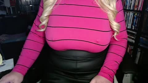 Snapshot of aspen_vale chatting on 10-30-25, 09:37 Aspen Vale online show from 10-30-25, 09:37