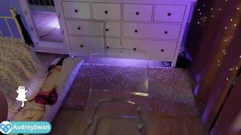 Snapshot of audrey_swann chatting on 11-27-25, 10:17 Mary online show from 11-27-25, 10:17