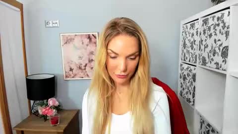 Snapshot of aullorasensual chatting on 12-22-24, 09:22 AulloraSensual online show from 12-22-24, 09:22