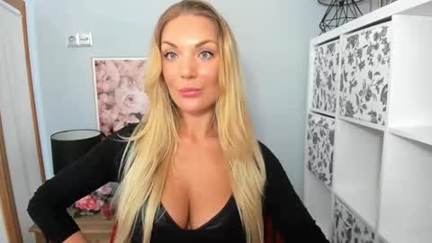 Snapshot of aullorasensual chatting on 01-19-25, 09:11 AulloraSensual online show from 01-19-25, 09:11