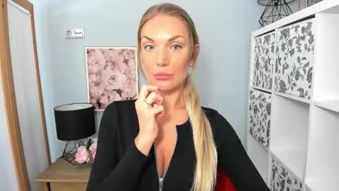 Snapshot of aullorasensual chatting on 01-22-25, 09:35 AulloraSensual online show from 01-22-25, 09:35