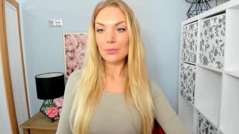 Snapshot of aullorasensual chatting on 01-27-25, 06:41 AulloraSensual online show from 01-27-25, 06:41