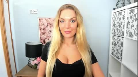 Snapshot of aullorasensual chatting on 02-28-25, 05:04 AulloraSensual online show from 02-28-25, 05:04