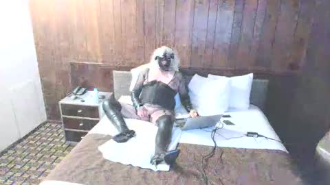 Snapshot of auntiejoan chatting on 12-31-24, 04:04 Dodge001 online show from 12-31-24, 04:04