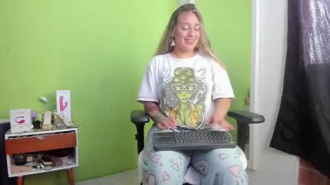 Snapshot of auradivina2 chatting on 05-17-26, 05:09 Aura Divina online show from 05-17-26, 05:09