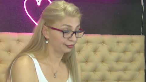 auramilff online show from 05-10-26, 02:00