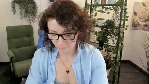 Snapshot of aureliagleam chatting on 05-18-26, 01:35 Aurelia online show from 05-18-26, 01:35