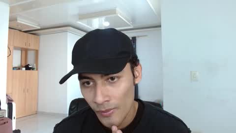 Snapshot of aureliv1 chatting on 11-30-25, 10:03 Aureliano online show from 11-30-25, 10:03