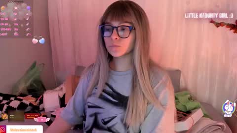 Snapshot of aurora_blaack chatting on 11-09-25, 10:30 val online show from 11-09-25, 10:30