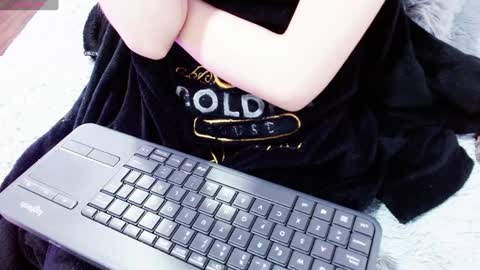 Snapshot of aurora_blossom__ chatting on 12-31-24, 03:20 Aurora online show from 12-31-24, 03:20