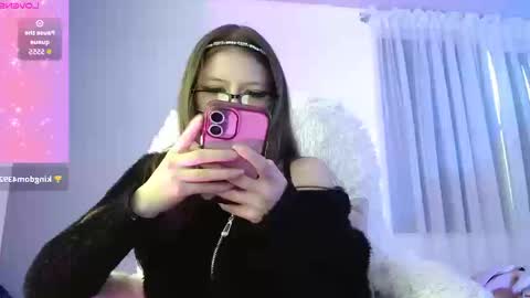 Snapshot of aurora_blossom__ chatting on 09-19-25, 09:04 Aurora online show from 09-19-25, 09:04