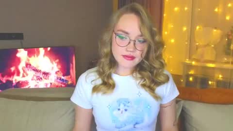Snapshot of aurora_golden chatting on 12-28-24, 04:09 Kate online show from 12-28-24, 04:09