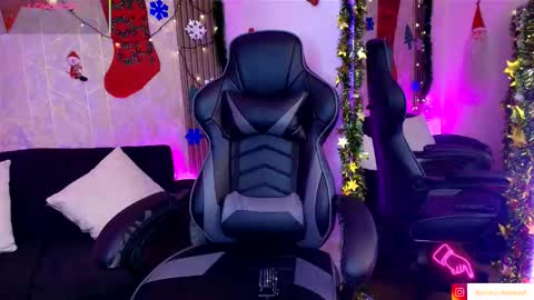 Snapshot of aurora_thomas chatting on 12-22-25, 04:42 Aurora online show from 12-22-25, 04:42