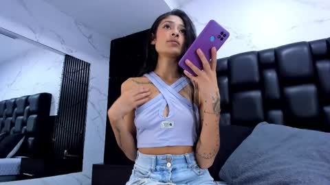 Snapshot of aurorabon chatting on 11-28-25, 02:25 Aurora online show from 11-28-25, 02:25