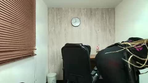 Snapshot of aurorabrow chatting on 11-12-25, 02:01 Ariana online show from 11-12-25, 02:01