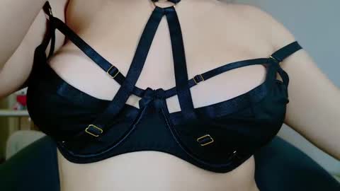 Snapshot of aurorasiera chatting on 02-25-25, 12:47 Aurora online show from 02-25-25, 12:47