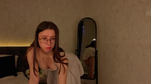 Snapshot of auroratemptia chatting on 04-23-26, 12:29 Aurora online show from 04-23-26, 12:29