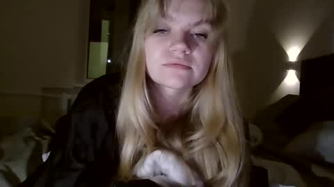 Snapshot of auroraxroses chatting on 10-25-25, 04:57 AuroraXRoses online show from 10-25-25, 04:57