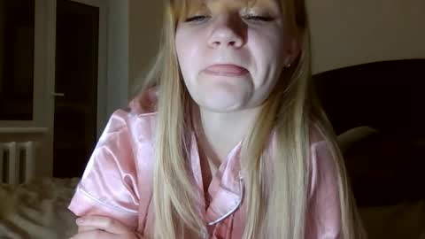 Snapshot of auroraxroses chatting on 10-29-25, 07:15 AuroraXRoses online show from 10-29-25, 07:15