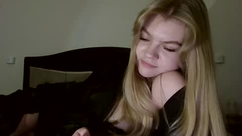 Snapshot of auroraxroses chatting on 11-06-25, 08:32 AuroraXRoses online show from 11-06-25, 08:32