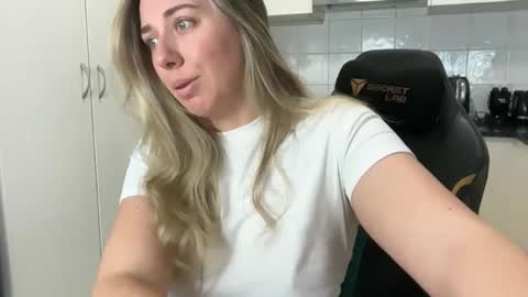 aussielulu online show from 04-12-26, 01:10