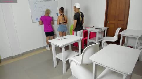 Snapshot of ava160207 chatting on 01-10-26, 09:05 AVA online show from 01-10-26, 09:05