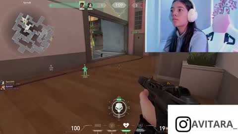 Snapshot of ava_broown chatting on 12-22-25, 09:01 online show from 12-22-25, 09:01