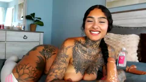 Snapshot of avaa_eve chatting on 10-21-25, 05:24 Ava Eve online show from 10-21-25, 05:24