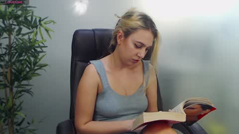 Snapshot of avablue_ chatting on 01-31-25, 10:20 online show from 01-31-25, 10:20