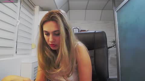 Snapshot of avablue_ chatting on 02-06-25, 07:13 online show from 02-06-25, 07:13