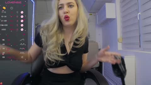 Snapshot of avablue_ chatting on 02-08-25, 04:03 online show from 02-08-25, 04:03