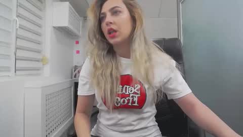 Snapshot of avablue_ chatting on 01-19-26, 06:39 online show from 01-19-26, 06:39