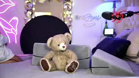 Snapshot of avalonnfoxx chatting on 12-15-25, 07:23 AvalonnFoxx online show from 12-15-25, 07:23