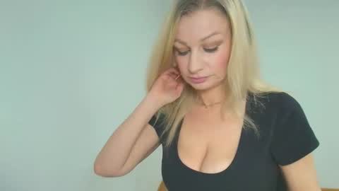 Snapshot of avaluxe_ chatting on 05-20-26, 03:40 Eira online show from 05-20-26, 03:40