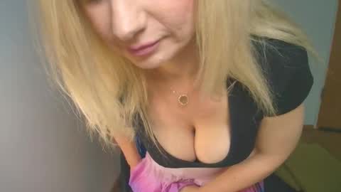 Snapshot of avaluxe_ chatting on 05-21-26, 02:24 Eira online show from 05-21-26, 02:24