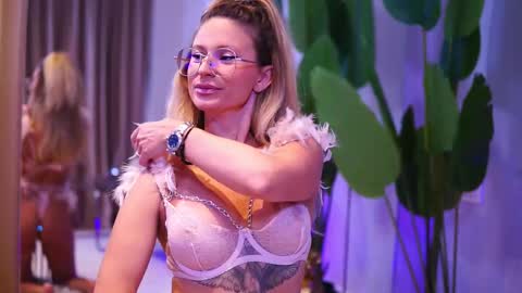 Ava online show from 10-12-25, 03:27