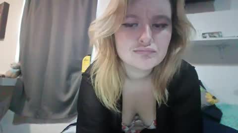 Snapshot of avery_doll21 chatting on 07-11-26, 06:43 Avery Doll online show from 07-11-26, 06:43