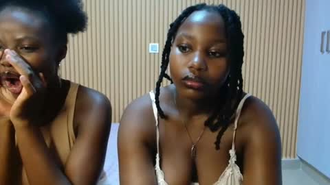 Snapshot of avian_talya chatting on 11-28-25, 03:25 Avian online show from 11-28-25, 03:25